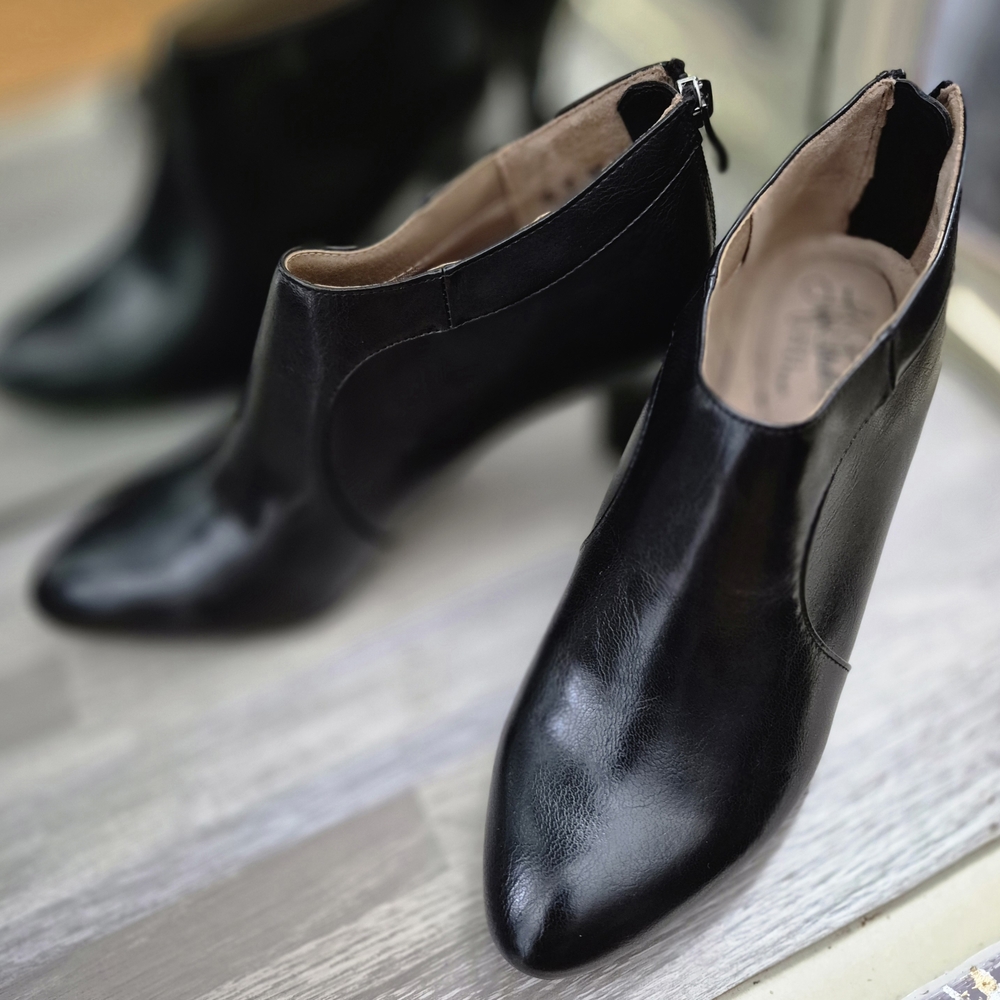 NWOT Life Stride Sleek Black Ankle Booties 7W